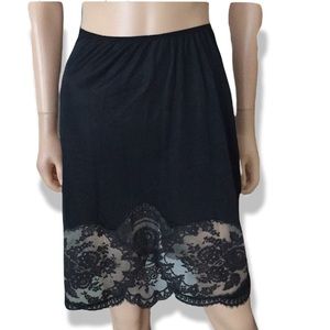 Vintage Chevette 1950’s black lace half slip